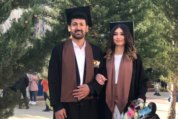 حقق حلمه بعد انقطاع ٢٧ عاما.. أب عراقي يتخرج من الجامعة مع ابنته في يوم واحد Arammalazada