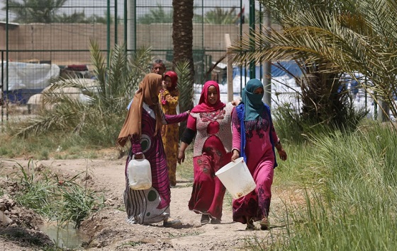 العطش يدفع العراقيين إلى الهجرة المناخية                             عائلات مهددة بسبب شح المياه في قرى جنوب العراق.  إذا جف الماء وصار شحيحا على الإنسان والحيوان تصبح الأرض قاحلة لا يصلح فيها العيش، Auu