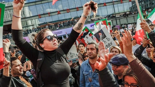 العفو الدولية: إيران تقمع التظاهرات "بلا رحمة"       امرأة تقص شعرها خلال مظاهرة في سيرجيلس تورج في ستوكهولم ، السويد ، 24 سبتمبر 2022 ، بعد وفاة امرأة إيرانية بعد اعتقالها من قبل شرطة الآداب في طهرا Entefada.Irn65