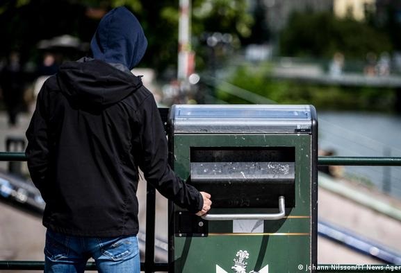 فكرة رائعة:السويد تشجع السكان على رمي النفايات بصوت أنثوي "مثير"!! Hawyaa3