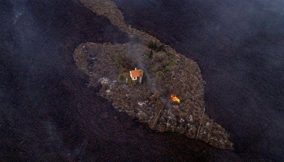 "البيت المعجزة".. المنزل الوحيد الذي نجا من حمم البركان في جزيرة اسبانية Meoejeza