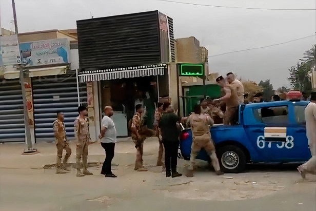 فيديو - في مشهد غريب.. شجار بالأيدي وتبادل للكمات بين الجيش والشرطة في بغداد Shejarr3