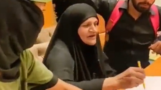 فيديو يغزو التواصل .. سيدة عراقية توقع "القرارات" في البرلمان  m Tawkiee.P