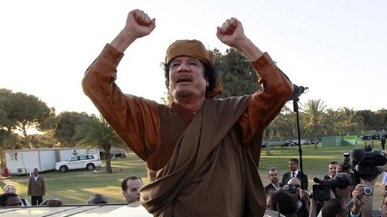 فيديو - "يحيا القائد".. شاهد شبيه القذافي يتجول في شوارع ليبيا Kadafi.B1