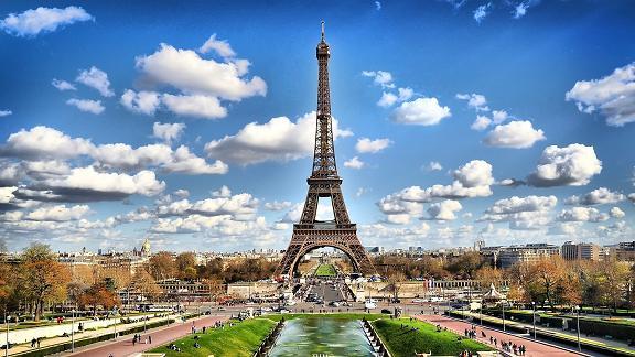  برج إيفل في باريس يرتفع إلى ٣٣٠ متراً!           وكالات الأنباء/باريس: بات علو برج إيفل في باريس 330 مترا بعد تثبيت هوائي للبث الإذاعي بطول ستة أمتار على قمته إثر نقله بواسطة طوافة.  وتحدى عدد قليل من المتفرجين والسياح الطقس الماطر الذي أدى إلى تأجيل الع Paris.BR