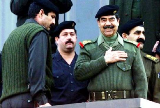  المالكي أمام جثة صدام: تمنيت بقاءك حياً مهاناً          Sadam.EHT
