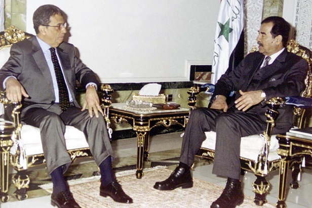 وزير الخارجية في عهد صدام يكذب غضب عمرو موسى في وجه الرئيس الراحل ومحرر الكتاب يرد بتسجيل صوتي Amro.Sd