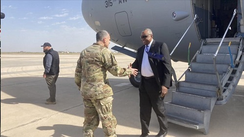 وزير الدفاع الأميركي خلال زيارة غير معلنة إلى بغداد: باقون في العراق Austen1