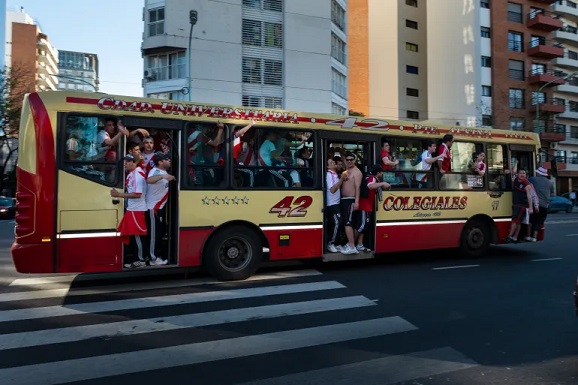 فيديو- مشجع أرجنتيني يخطف حافلة ركاب لمشاهدة المباراة في منزله Bus.Arjnt