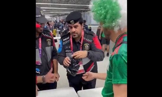  مشجع مكسيكي يستخدم “حيلة غريبة” لإدخال الكحول إلى الملعب..!!      Maksixi