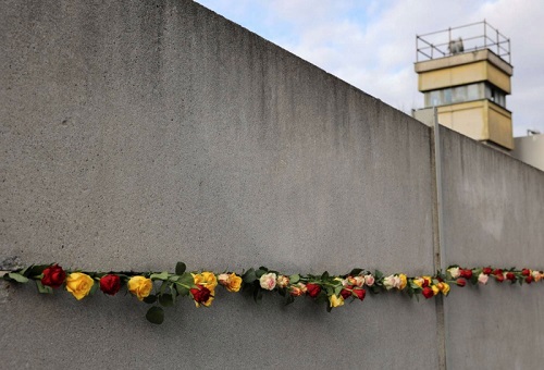  العالم هدم جدار برلين ليعيش وراء ٧٤ جدارا     Berlrn.jdr