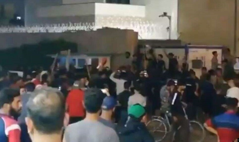 محتجون يحاصرون القنصيلة الإيرانية في كربلاء.. وفيديو لرفع العلم العراقي Krbl.3