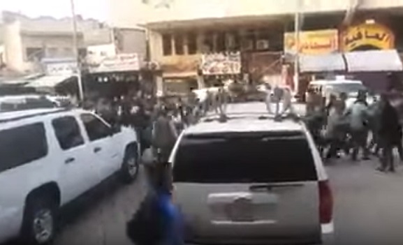 فيديو / جماهير الشعب في مدينة الكاظمية يستقبلون العبادي بالقنادر و يسمعوه كلام لايقال! Ebady.kd