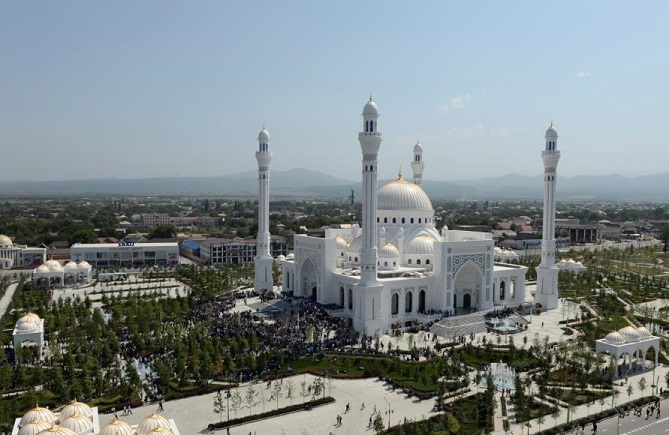 "فخر المسلمين".. الشيشان تفتتح أكبر مسجد بأوروبا Facher.Mslm